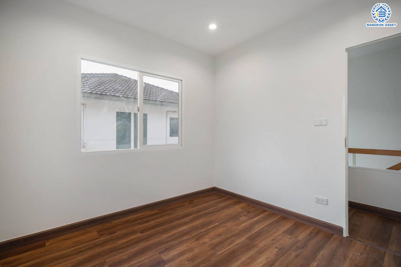 บ้านมือสองตกแต่งใหม่ คุณภาพแบรนด์ LH โครงการ ชัยพฤกษ์ ราชพฤกษ์-แจ้งวัฒนะ เนื้อที่ 50.1 ตร.ว. ฟังก์ชัน 3 ห้องนอน 2 ห้องน้ำ 2 ที่จอดรถ ภายในตกแต่งหรูหรา บนทำเลศักยภาพติดถนนราชพฤกษ์ เชื่อมสู่แจ้งวัฒนะได้อย่างรวดเร็ว ใกล้รถไฟฟ้าสายสีชมพู "ปากเกร็ด" จุดขึ้นทางด่วน "แจ้งวัฒนะ" โรบินสัน ไลฟ์สไตล์ ราชพฤกษ์ และ โลตัส นอร์ธราชพฤกษ์